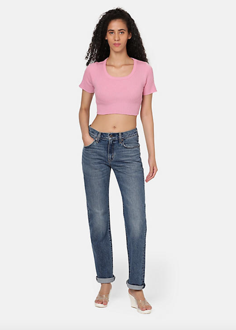 Front view of a woman wearing the medium wash straight leg women's jeans by Levi's