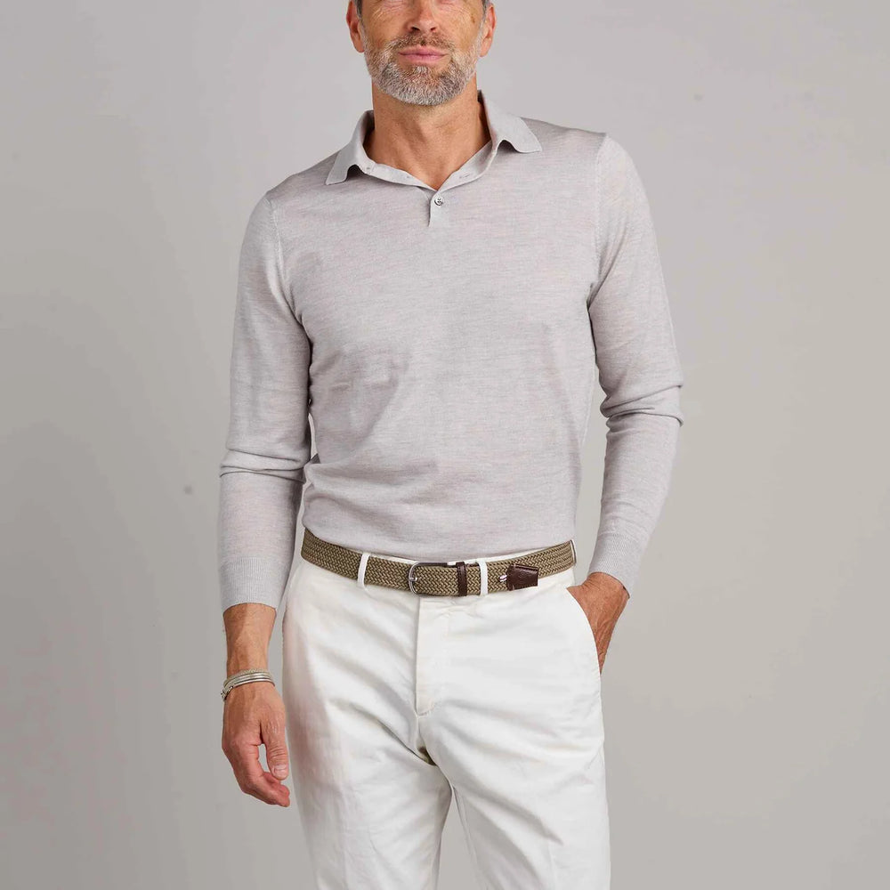 
                      
                        Man wearing the La Boucle Verbier Belt in the color Desert Taupe
                      
                    