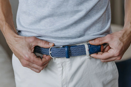 Man wearing the Flecked Blue Deauville La Boucle Belt