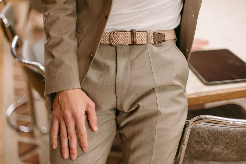 
                      
                        Man wearing the Dubai La Boucle belt, braided in the color Beige
                      
                    