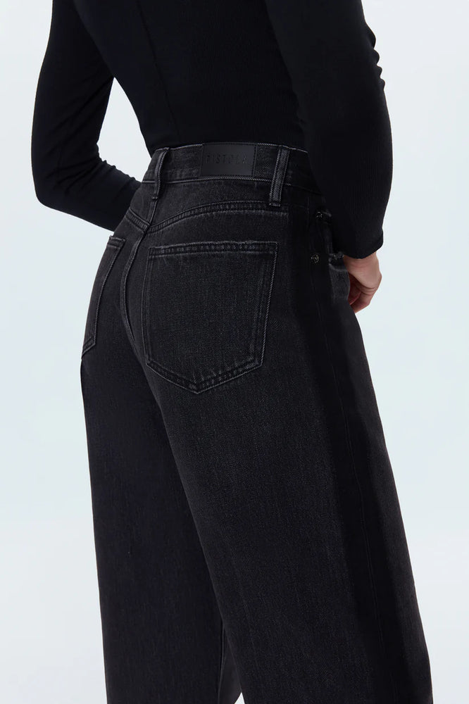 
                      
                        PISTOLA Wes High Rise Barrel Jean
                      
                    