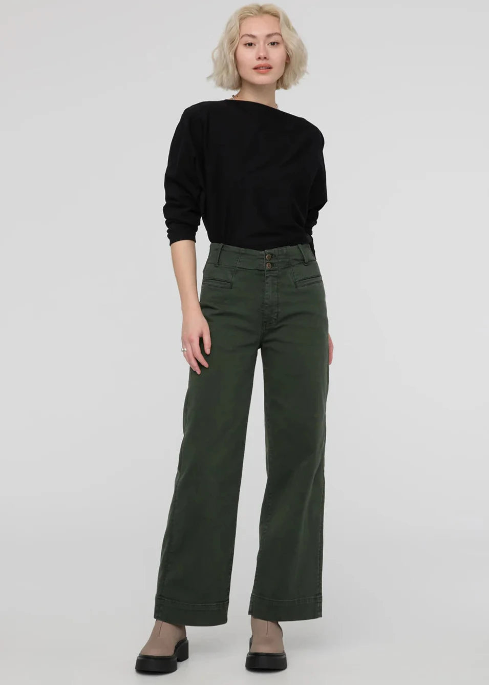 Front view of a woman wearing the Peat LuxTwill High Rise Trouser by DU/ER