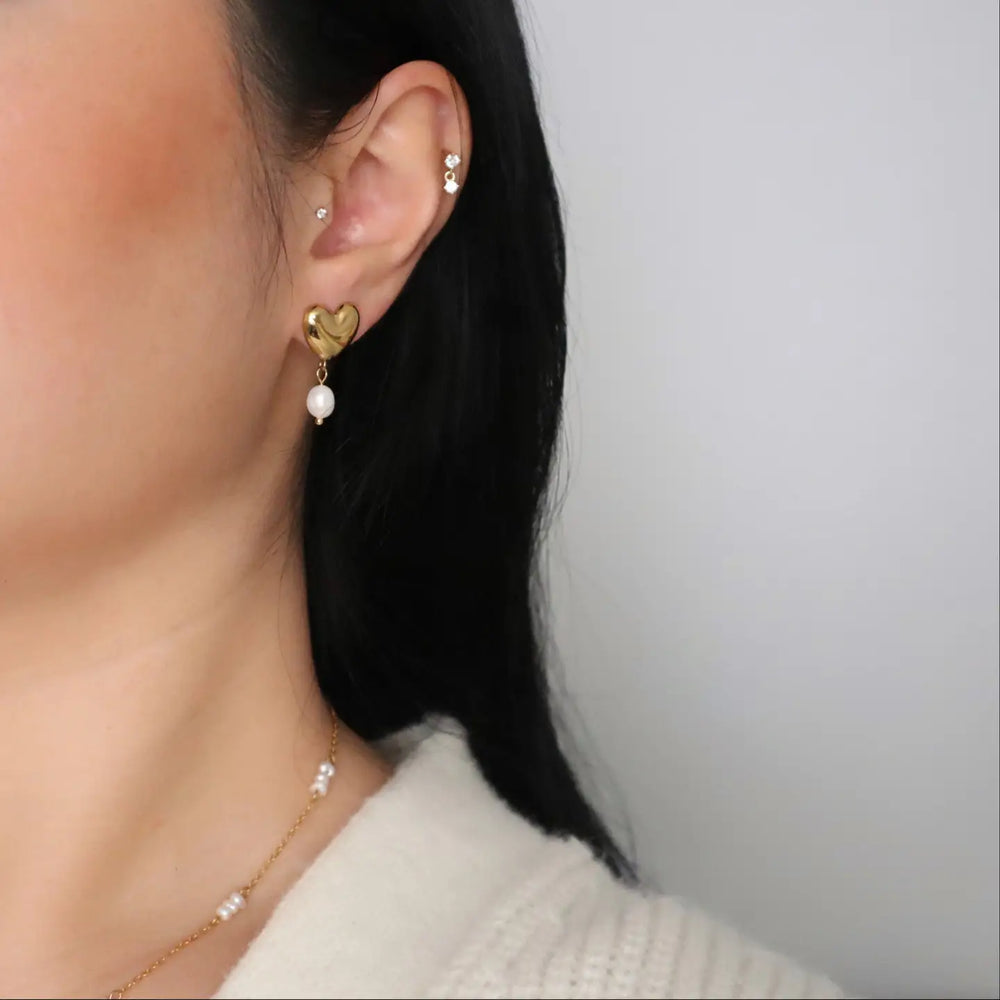 Minimalistic heart earrings with a delicate pearl drop