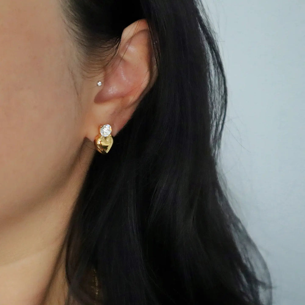 
                      
                        Heart earrings with a cubic zirconia stone
                      
                    