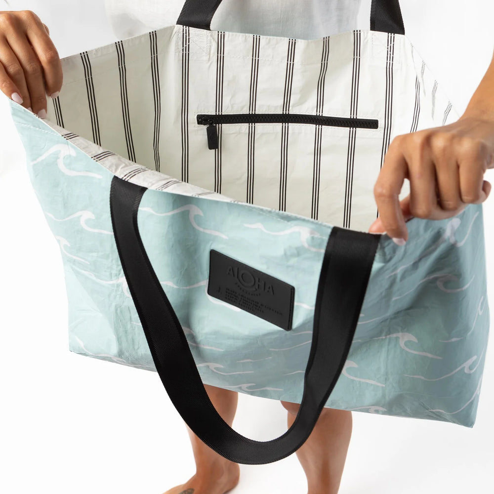 Interior view of the reversible Seaside Holo Holo carryall bag by Aloha Collection 