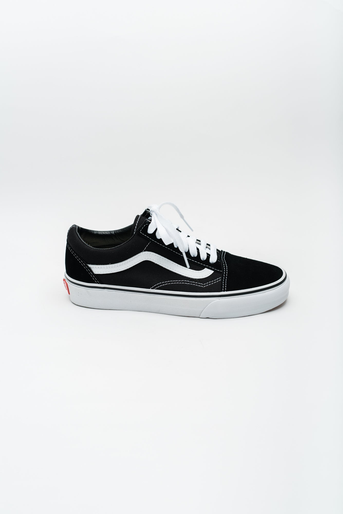 Load image into Gallery viewer, Vans Men&amp;#39;s Old Skool Sneaker - Black/White

