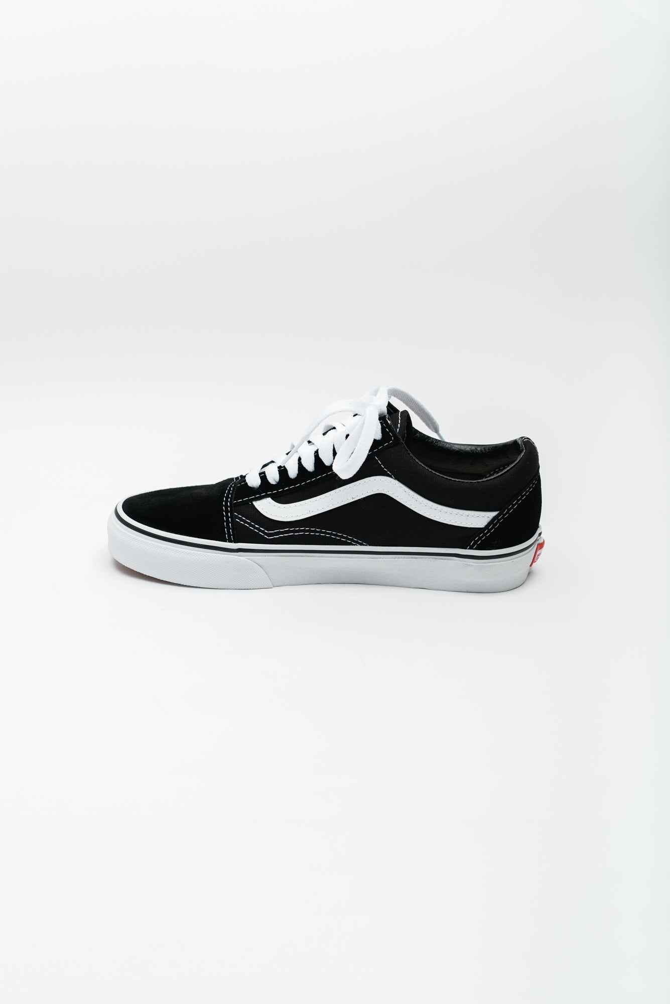 Load image into Gallery viewer, Vans Men&amp;#39;s Old Skool Sneaker - Black/White
