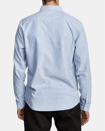 Load image into Gallery viewer, Back view of man wearing an long sleeve oxford blue men&amp;#39;s button up shirt
