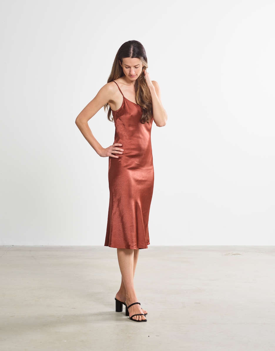 Load image into Gallery viewer, the sawyer dress in rust at harbour thread
