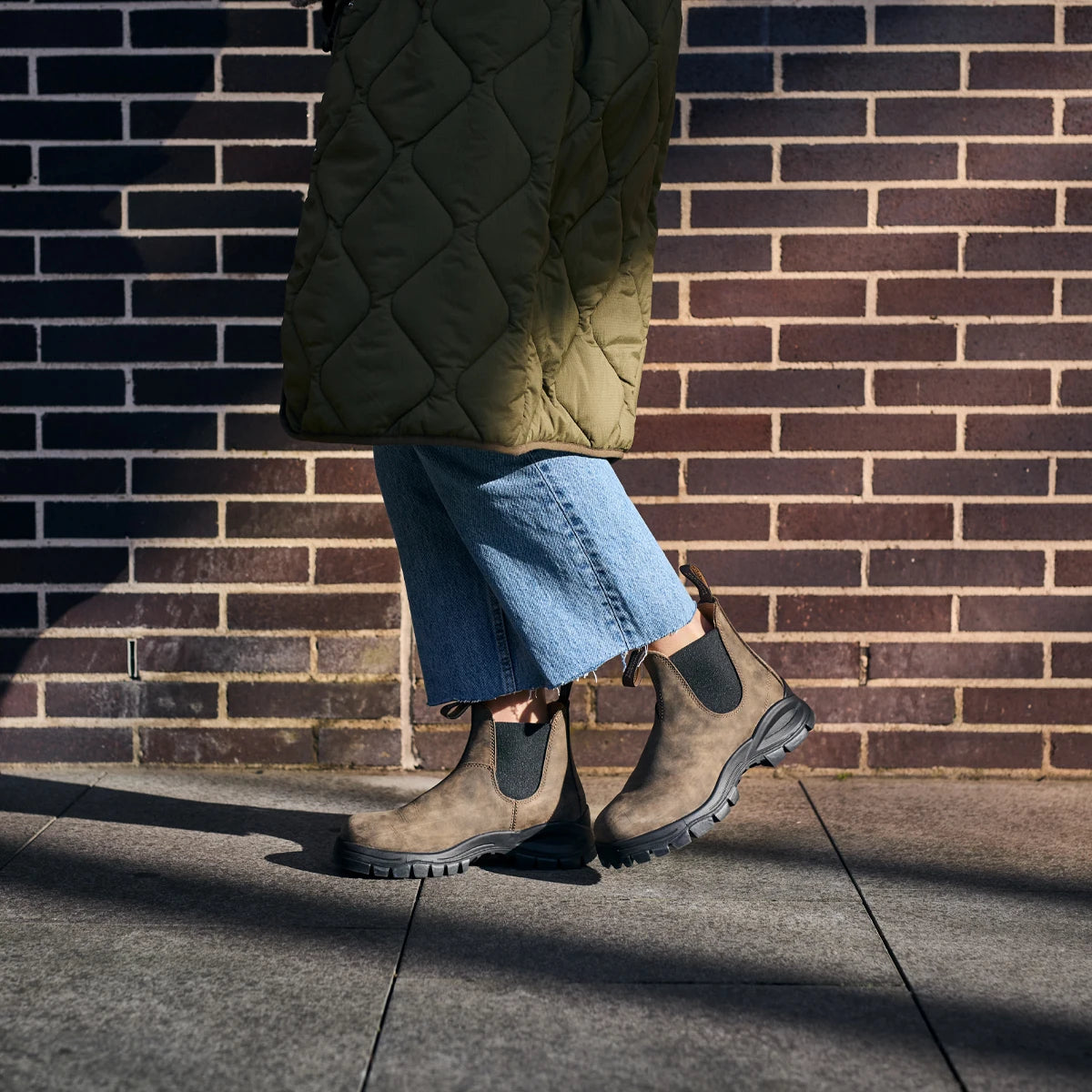 Blundstones with lug sole for women in rustic brown color